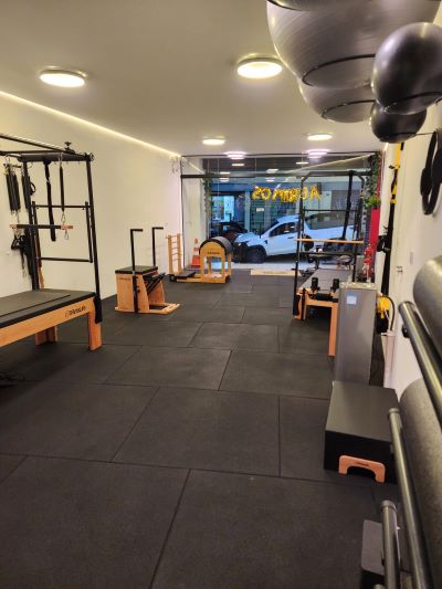 Amplo espaço e piso emborrachado estudio Medusa Pilates em Guarulhos